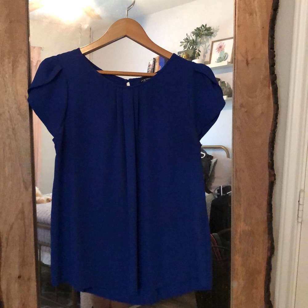 Blouse with scallop leaves